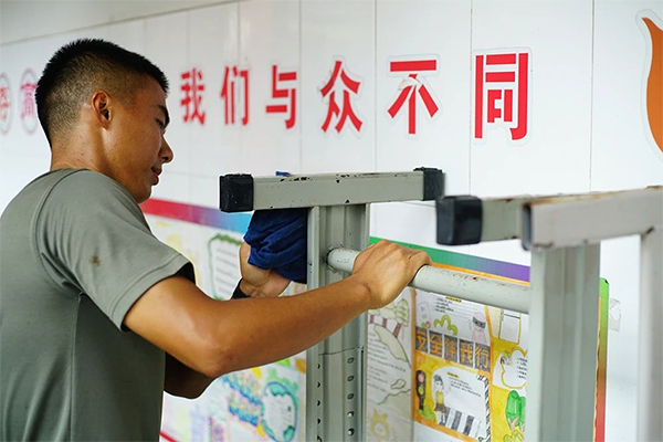 暖心！开学之际，驻训官兵送给师生这样的礼物