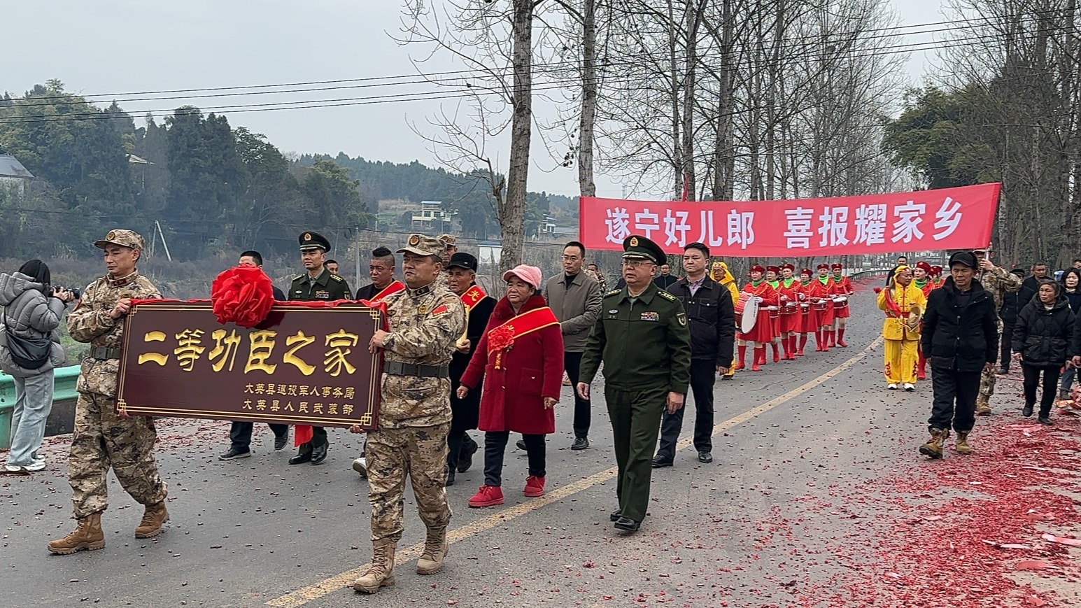 巴蜀好儿郎，匾额证功勋 ——大英县籍现役军官潘发富荣立二等功在当地引起强烈反响