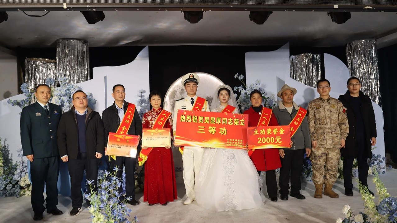 喜+喜=囍，立功喜报送到婚礼现场