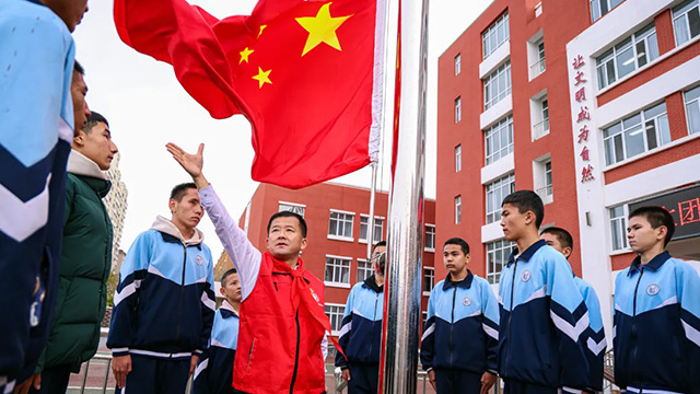 老兵梁高峰热心公益事业，一心服务为民
