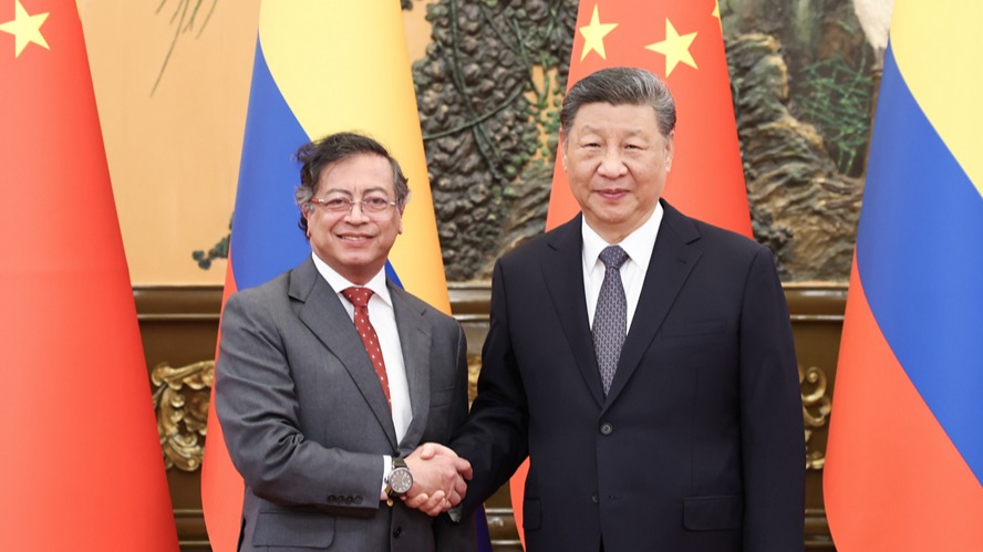 习近平会见哥伦比亚总统佩特罗
