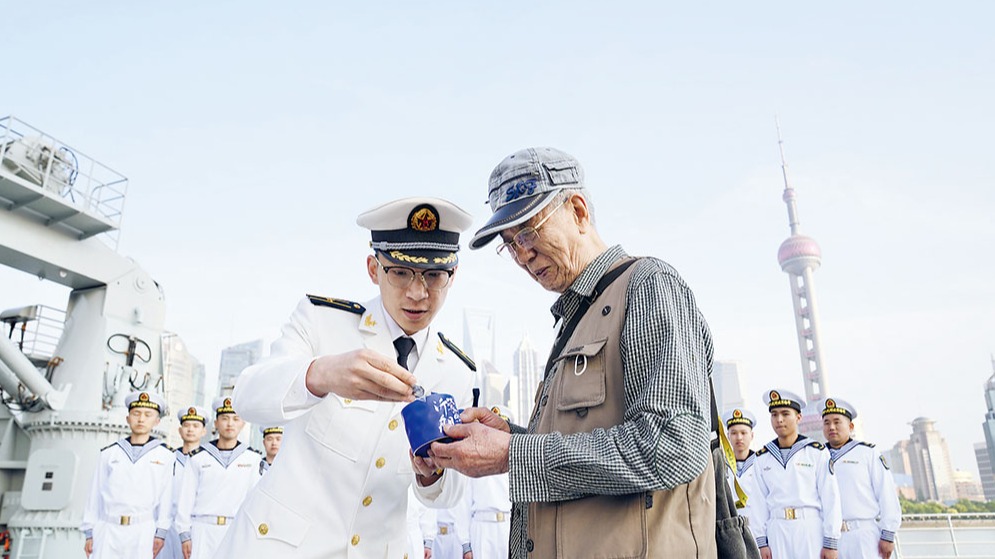 一枚胸标让两代水兵重逢：海军沂蒙山舰官兵代表看望退役老兵